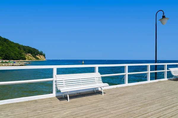 日当たりの良い夏の日 グディニャ Orlowo バルト海 ポーランドに桟橋で白い木製のベンチ — ストック写真