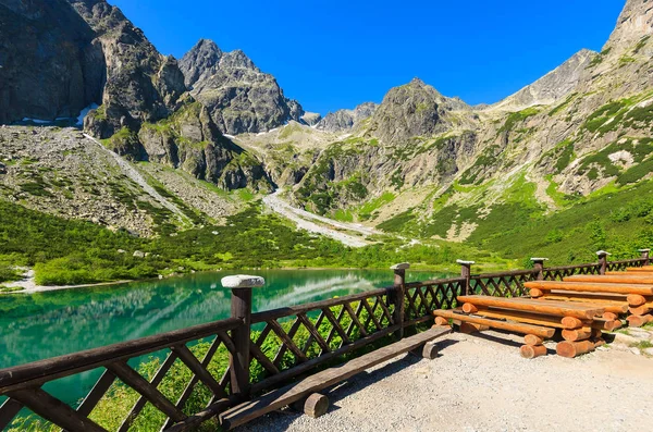 Grönt Vatten Mountain Lake Sommaren Hydda Byggnad Rastplats Kezmarska Valley — Stockfoto