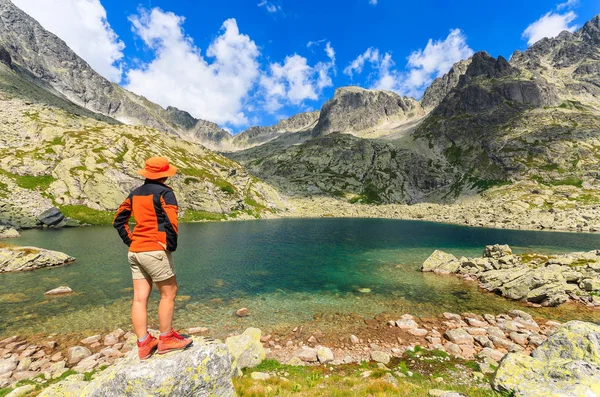 Kvinna Turist Står Rock Tatrabergen Slovakien — Stockfoto