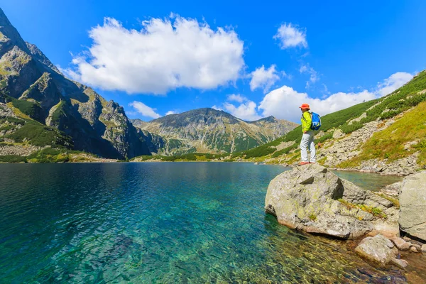 Turista Mujer Lago Czarny Staw Verano Montañas Tatra — Foto de Stock