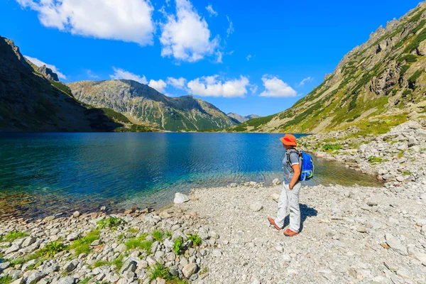 Kvinna Turist Czarny Staw Sjö Sommar Tatrabergen — Stockfoto