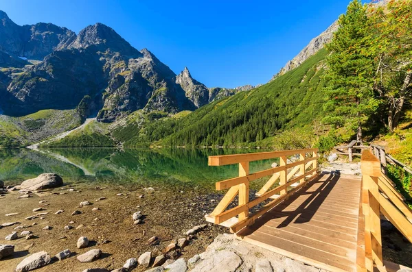 Tatra Morskie 开元湖小道上的行人天桥 — 图库照片