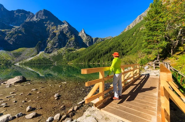 Kvinna Turist Morskie Oko Lake Sommaren Tatrabergen — Stockfoto