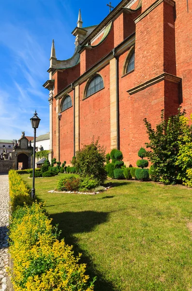 Murowany Kościół Ściany Zielony Ogród Park Kraków Stare Miasto Ulicy — Zdjęcie stockowe