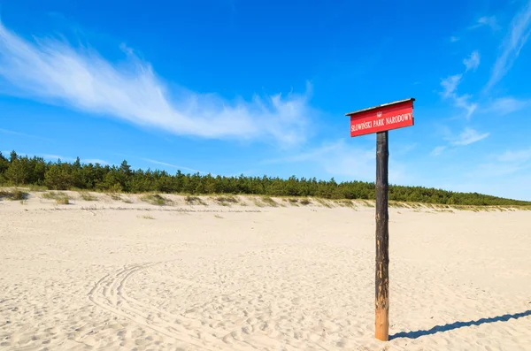 Red Ondertekenen Houten Paal Markering Ingang Naar Slowinski Nationaal Park Stockfoto