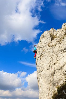 Kaya tırmanışçısı kalker kaya yakınındaki Krakow, Polonya