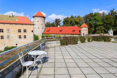 Sandalye ve masa Pieskowa Skala kale terasta güneşli yaz gün, Polonya üzerinde beyaz
