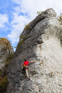 Kaya tırmanışçısı kalker kaya yakınındaki Krakow, Polonya