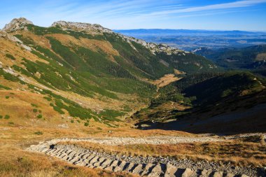 Taş adımları izinde dağ Hala Kondratowa Vadisi'nden Kopa Kondracka ve Giewont Sonbahar sezonu, Tatra Dağları, Polonya