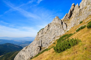 Dağ izi Hala Kondratowa Vadisi Kopa Kondracka ve Giewont Sonbahar sezonu, Tatra Dağları, Polonya