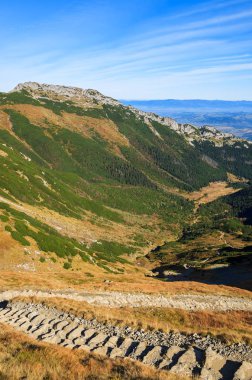 Taş adımları izinde dağ Hala Kondratowa Vadisi'nden Kopa Kondracka ve Giewont Sonbahar sezonu, Tatra Dağları, Polonya