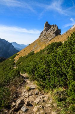 Dağ izi Hala Kondratowa Vadisi Kopa Kondracka ve Giewont Sonbahar sezonu, Tatra Dağları, Polonya