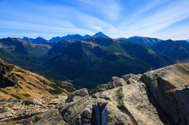 Dağ izi Hala Kondratowa Vadisi Kopa Kondracka ve Giewont Sonbahar sezonu, Tatra Dağları, Polonya