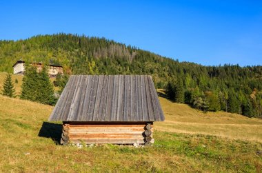 Çoban ahşap kulübe üzerinde Çayır yakınındaki dağ izi Kuznice Kondratowa Vadisi Sonbahar sezonu, Tatra Dağları, Polonya