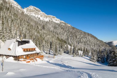 Kış iz taze kar ve dağ sığınma kulübe, Hala Kondratowa Tatra Dağları, Polonya