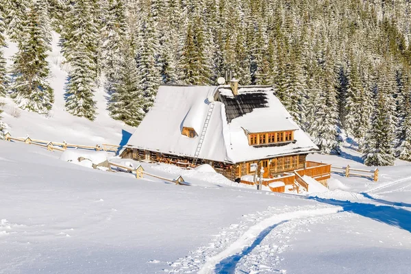 Cabane Montagne Dans Vallée Kondratowa Dans Paysage Hivernal Des Montagnes — Photo