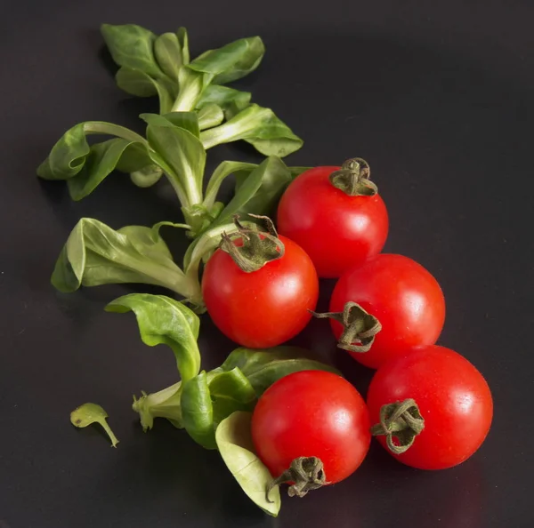 Cherry Rajče Izolované Černém Pozadí Zeleninou — Stock fotografie