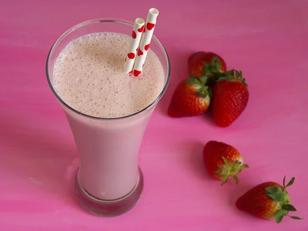 Leckerer Erdbeer Smoothie Mit Erdbeeren Auf Rosa Hintergrund — Stockfoto