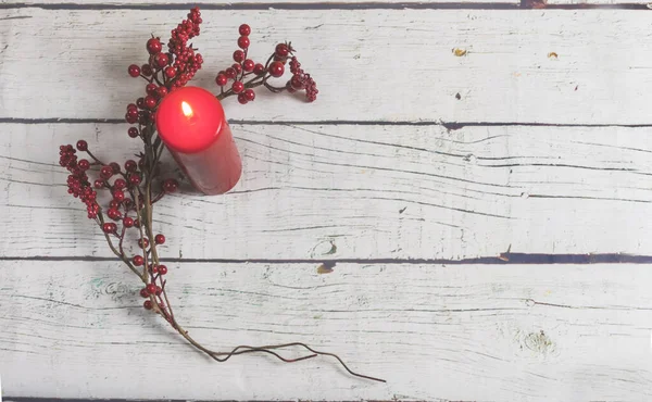 Kerstversiering op een witte houten achtergrond — Stockfoto