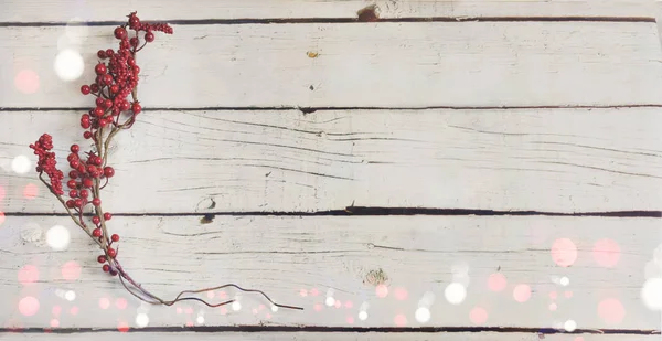 Beyaz ahşap arka planda Noel süslemesi