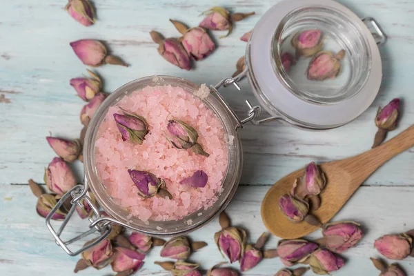 Ev yapımı ve gül banyosu tuzu spa 'sı.