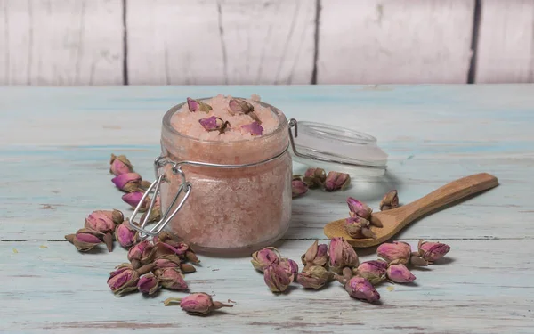 Ev yapımı ve gül banyosu tuzu spa 'sı.