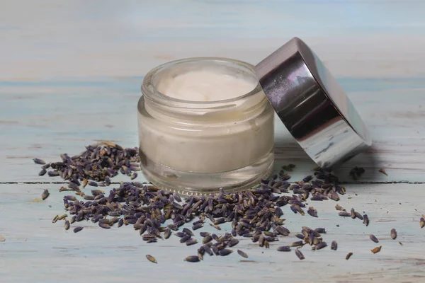 Lavender i olej migdałowy krem do twarzy w szklanym słoiku — Zdjęcie stockowe
