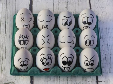 Cyan mavisi kartonla boyanmış beyaz yumurtalar.