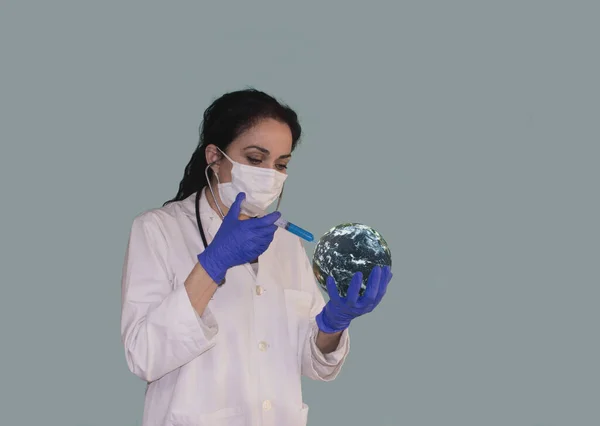 Kadın doktor Dünya gezegenine koronavirüs aşısı yapıyor. Covid-19. Bu görüntünün elementleri NASA tarafından döşenmiştir.