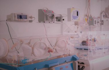 Yeni doğmuş masum bebek bir kuluçca uyku 