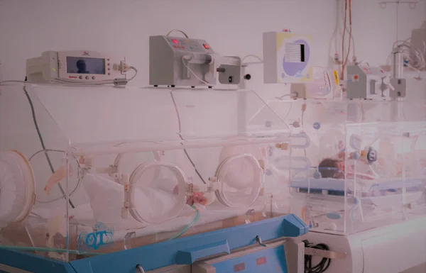Nyfödda oskyldiga baby sova i en inkubator — Stockfoto