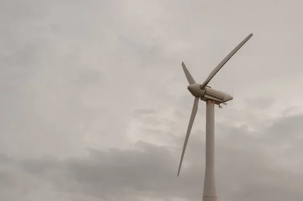 Turbina eólica en un campo — Foto de Stock