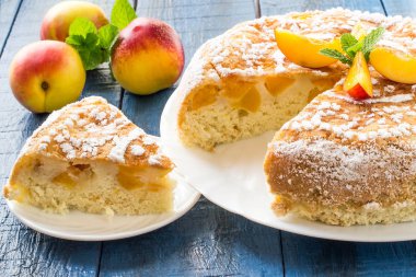 Nektarin ile lezzetli ev yapımı kek 