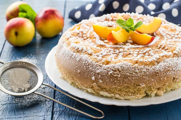 Deilig hjemmelaget kake med nektariner – stockfoto