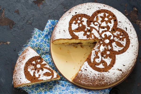 Pastel casero con requesón y trozos de chocolate —  Fotos de Stock