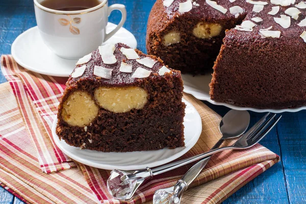 Hjemmelaget sjokoladekake med ostemasse – stockfoto
