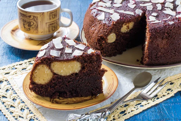 Hjemmelaget sjokoladekake med ostemasse – stockfoto