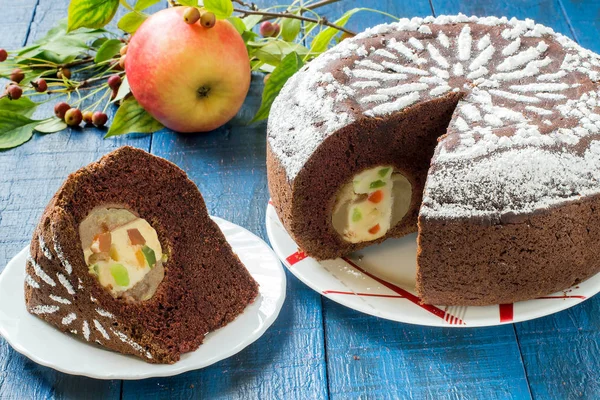 Шоколадный торт с яблоками, творогом и конфетами — стоковое фото