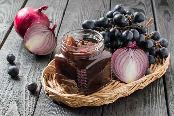 Løg marmelade med druer i glaskrukker - Stock-foto