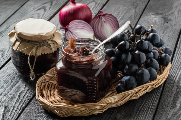 Цибулеве варення з виноградом у скляних банках — стокове фото
