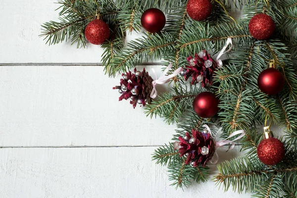 Świąteczna Boże Narodzenie tło z gałęzi jodły i dekoracji — Zdjęcie stockowe