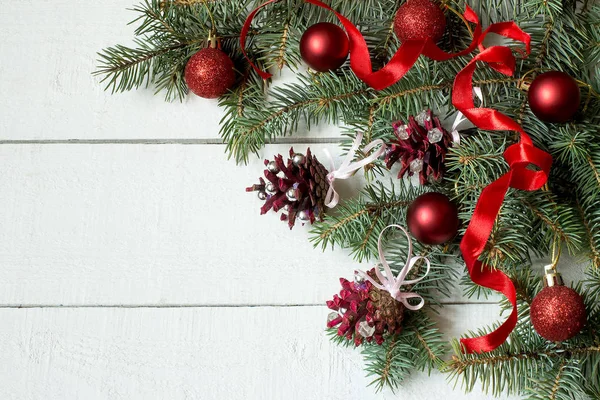 Feestelijke kerst achtergrond met de takken van een Spar en decoratie — Stockfoto