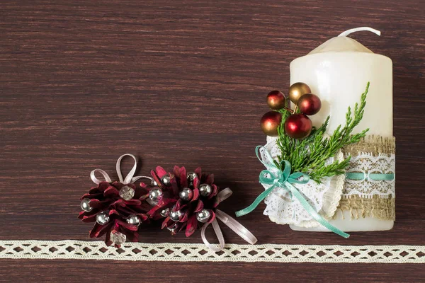 Kerstmis achtergrond met een handgemaakte kaars — Stockfoto