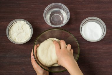 Oyuncaklar Noel süsleri tuzlu hamur için yapma. 1. adım