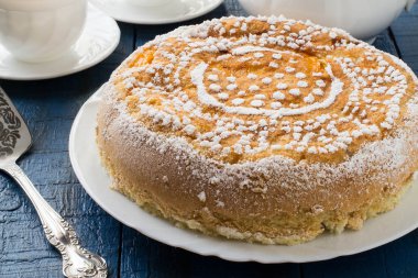 Nektarin ile lezzetli ev yapımı kek 