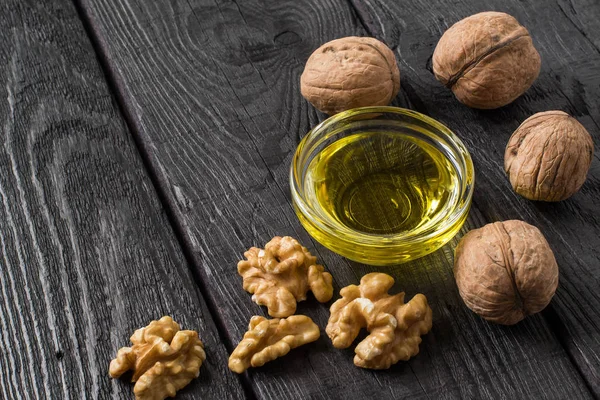 Walnuts and walnut oil — Stock Photo, Image