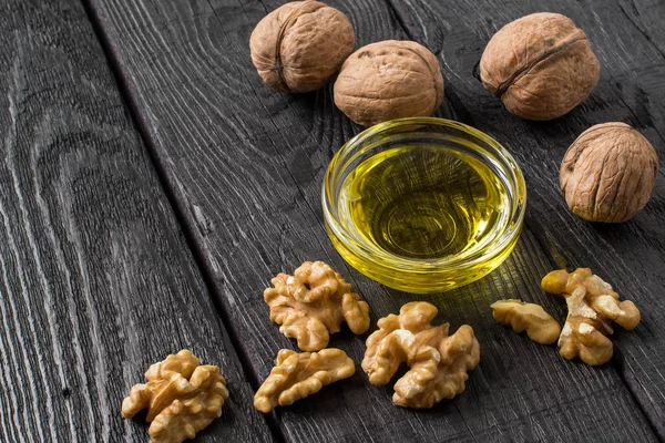 Walnuts and walnut oil — Stock Photo, Image