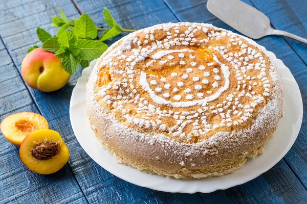 Вкусный домашний торт с нектаринами — стоковое фото