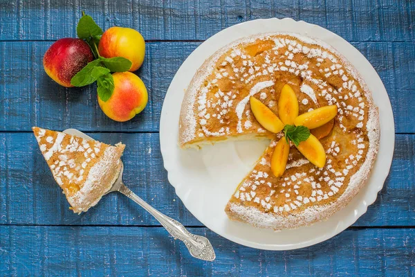 Delicioso pastel casero con nectarinas — Foto de Stock