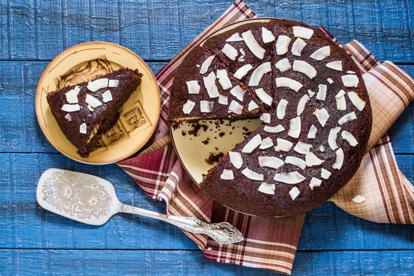 Gâteau au chocolat fait maison avec boules de noix de coco caillée — Photo